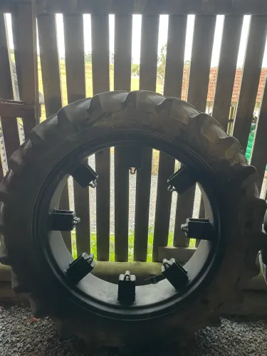 Pneu estreito trator