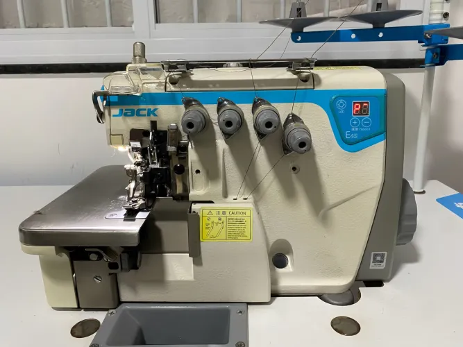 Máquina Overlock 4 Fios Direct Drive JACK