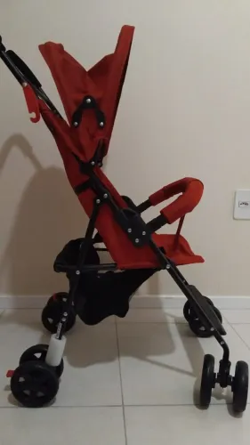 Carrinho de Bebê - Carrinho dobrável e leve na cor vermelha 
