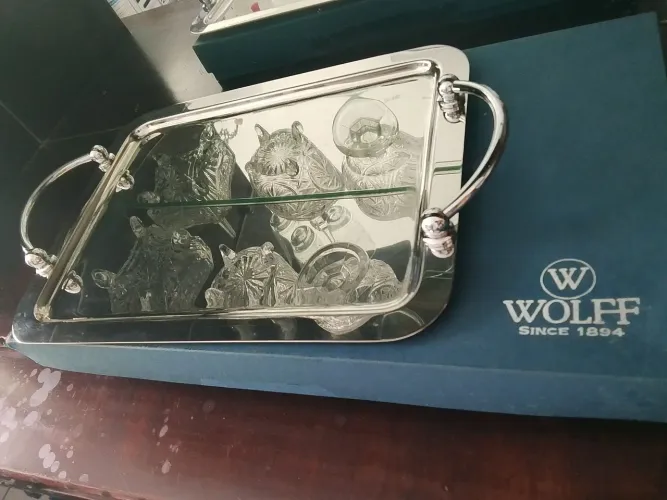 Bandeja marca Wolff , em inox.
