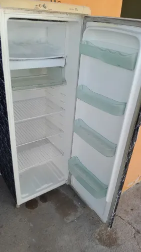 Geladeira usada,só faltando gás faço negociação