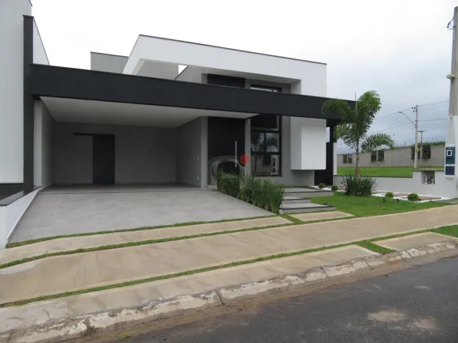 CASA COM PISCINA EM CONDOMÍNIO FECHADO