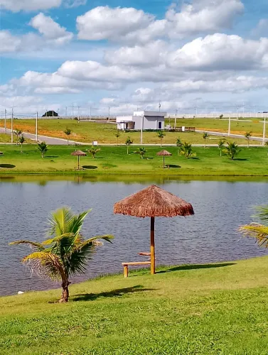 Lotes prontos para construir em condomínio fechado com 5 LAGOS
