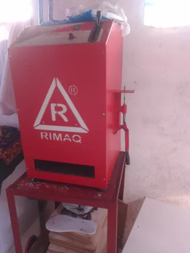 Máquina de fazer chinelo dá rimaQ