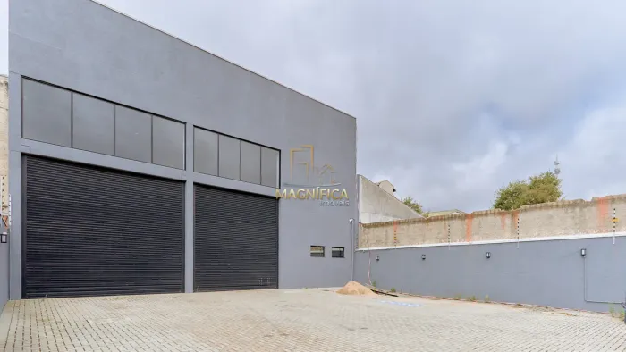 Primeiro barração com 285 m² de area construida, mais um mezanino com 3 ambientes de mais