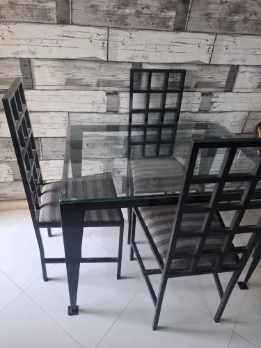 PRA SAIR HOJE MESA COM TAMPA DE VIDRO E 4 CADEIRAS