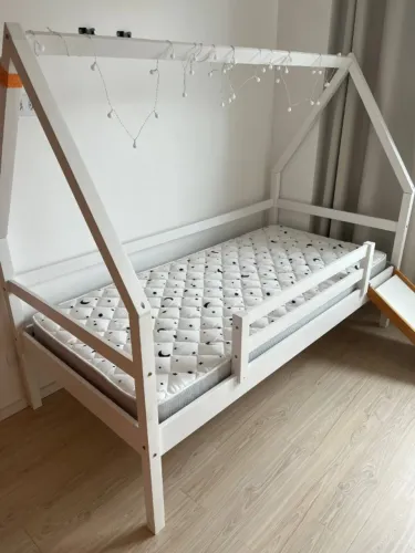 Cama Montessori, com colchão e escorregador inclusos