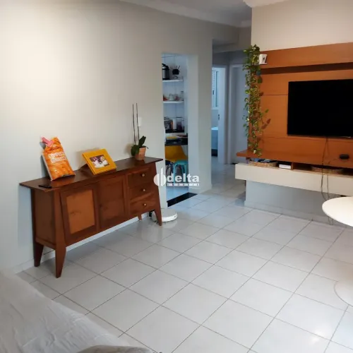 Apartamento mobiliado disponível para venda no bairro Santa Mônica em Uberlândia-MG.