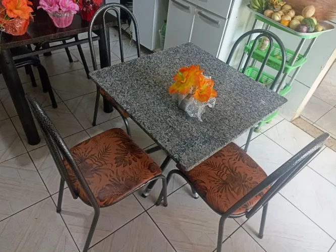 Mesas 4 cadeiras novas