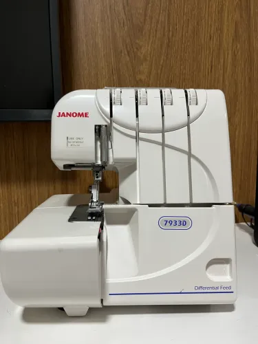 Máquina de costura overlock Janome, modelo 7933D