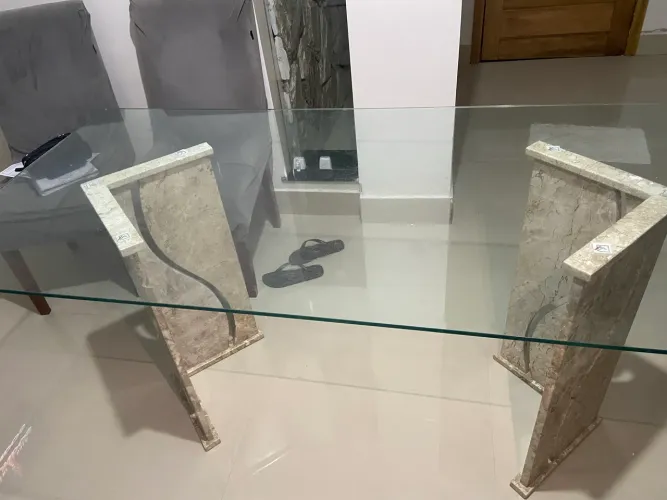 Mesa de vidro com os pés de mármores 