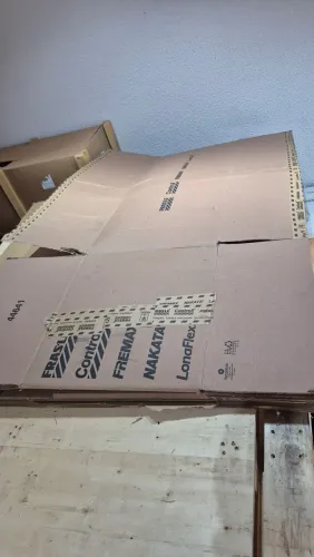 Caixas de papelão tamanho grande. 