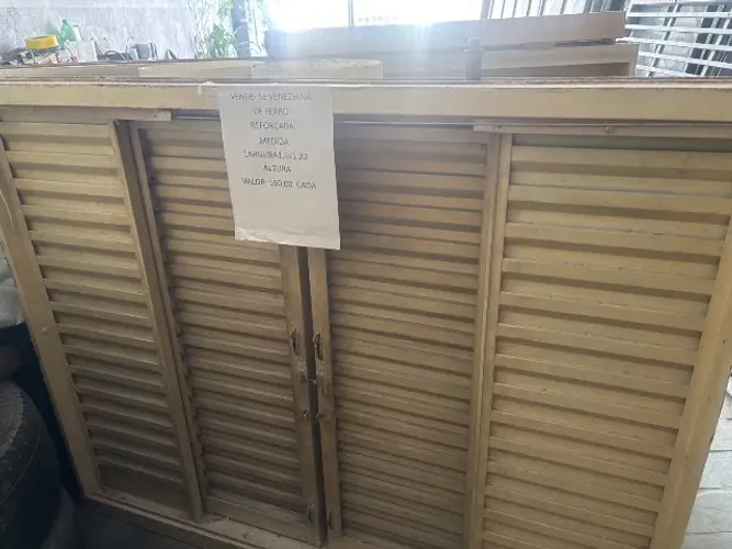 Vendo janelas reforçadas.