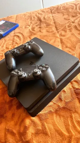 PS4 com dois controles