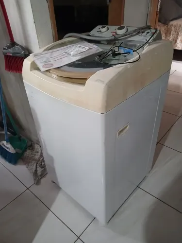 Maquina com pequeno defeito para retirada de peças ou conserto