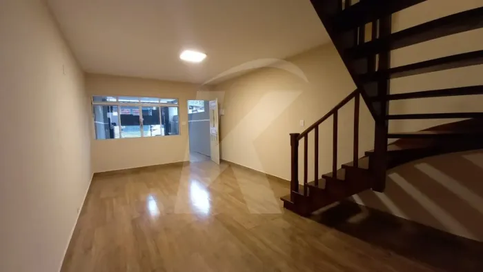 Sobrado com 3 quartos, sala, cozinha, 2 banheiros, área de serviço, 1 vaga de garagem