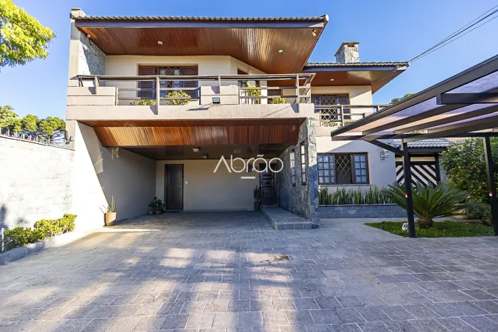 Casa com 5 Quartos (2 suítes) à Venda no Jardim Social em Curitiba com Piscina e churrasq