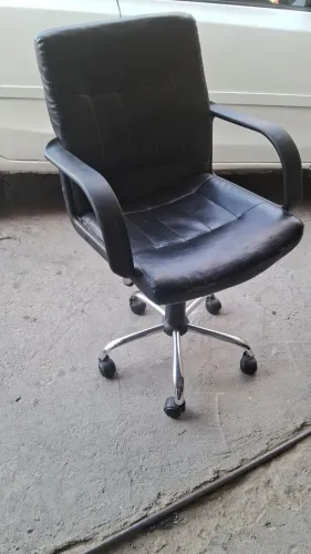 Vendo cadeira de escritório por 50 reais entrego
