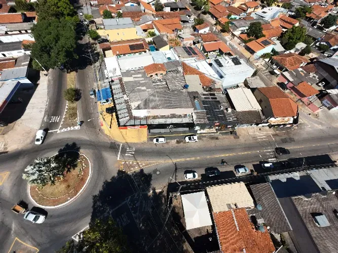 LOTE COMERCIAL DE ESQUINA À VENDA