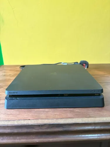 PS4 Slim 1TB + 4 Jogos Físicos + Controle Original