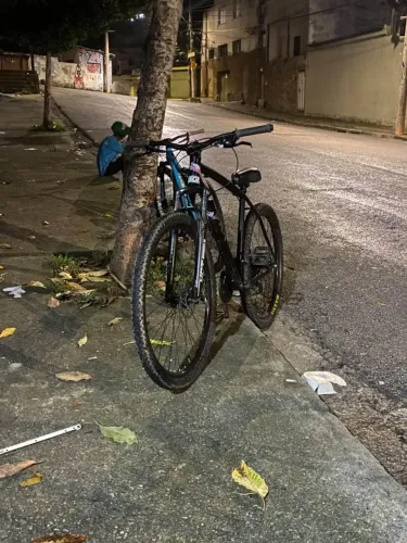 Vendo bike aro 29 tamanho21 está top ela banco de DDK e pneu Max os pneus estão novos