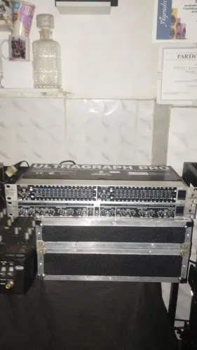 Par, Equalizador e compressor Behringer