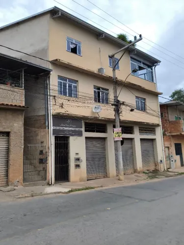 Casa com Garagem e quintal.