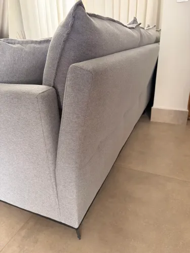 Sofá com chaise linho cinza