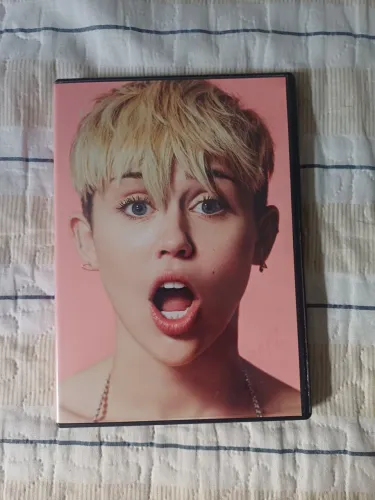 DVD Miley Cyrus Bangerz tour.