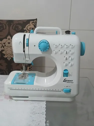 Máquina de custura semi-nova