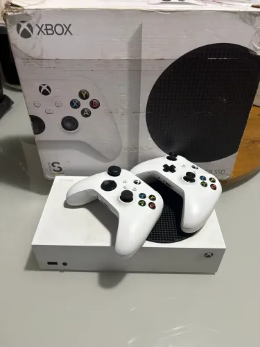 XBOX series S 500GB com 2 controles 