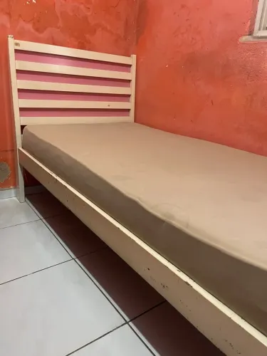 Cama de madeira solteiro