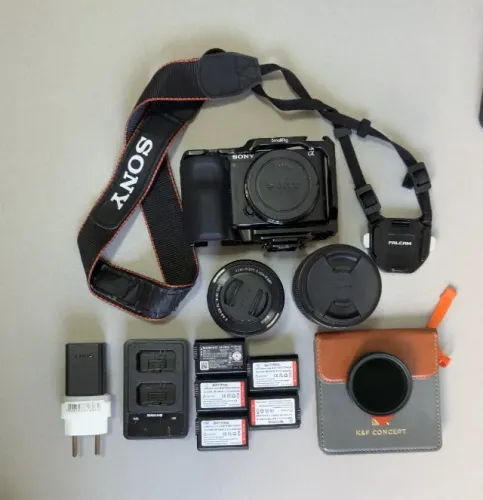 Sony ZV-E10 Completa + Cage SmallRing + Sigma 30mm + SD 256GB + 5 Baterias + Filtro K&F