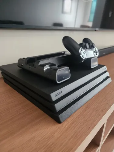 PlayStation 4 Pro 1TB + 1 Controle Original + Suporte Carregador | Excelente Estado
