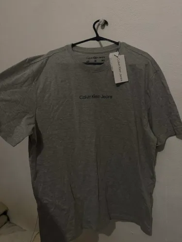 Camiseta Calvin Klein nova G