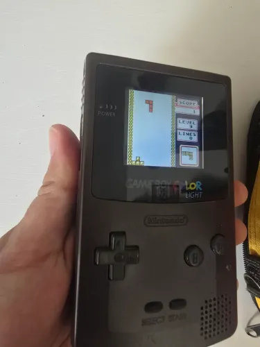 Game boy color com tetris original, case licenciado de época e mod de tela moderna