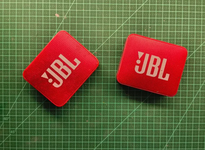 2 caixas de som JBL GO para restauração.