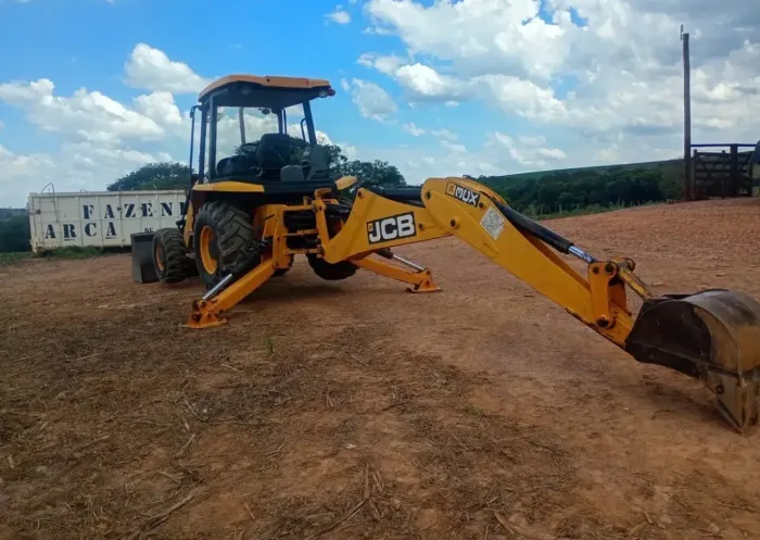 Retroescavadeira JCB 3CX