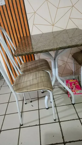 Vendo mesa com 4 cadeiras