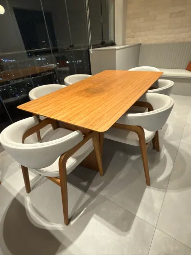 Mesa de jantar madeira maciça 1.80x 1.00 metro com 6 cadeiras modelo persa