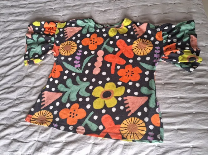 Blusa fábula flores folhas fundo preto
