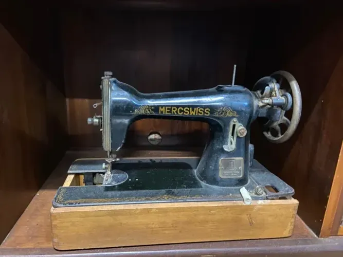 Máquina de Costura Antiga Mercswiss - Vintage / Decorativa