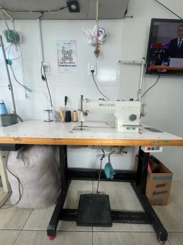 Máquina de Costura Reta Zoje