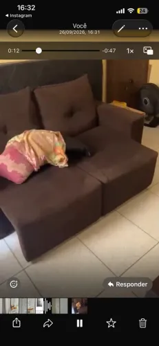 Sofá, painel e raque usados