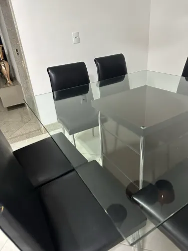 Mesa de vidro com 8 cadeiras estofadas