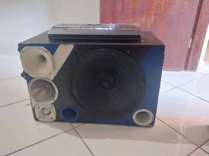 Vende-se uma caixa de som