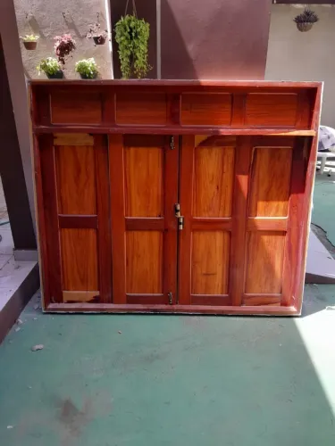 Porta e janela grande... madeira muito boa..CTT: *66