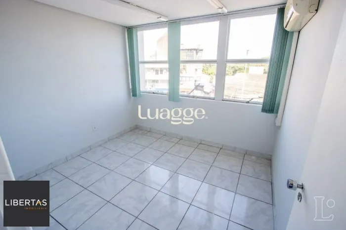 Sala comercial com 22m² de área privativa, frente, piso cerâmico, equipada com l
