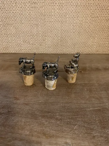 Conjunto 3 Rolhas em Metal - com escultura de javalis e macaco 