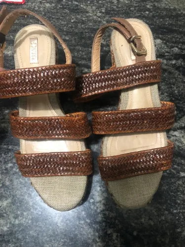 Sandalia (numero 37). Marca: Schütz